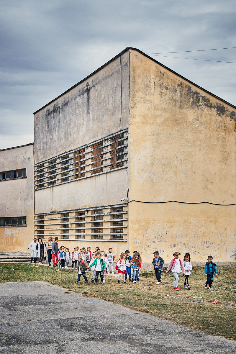 Schulkinder laufen aus einem Schulgebäude in Albanien