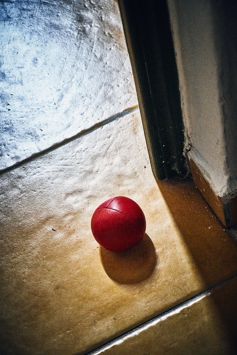 Ein roter Ball in einem Türeingang