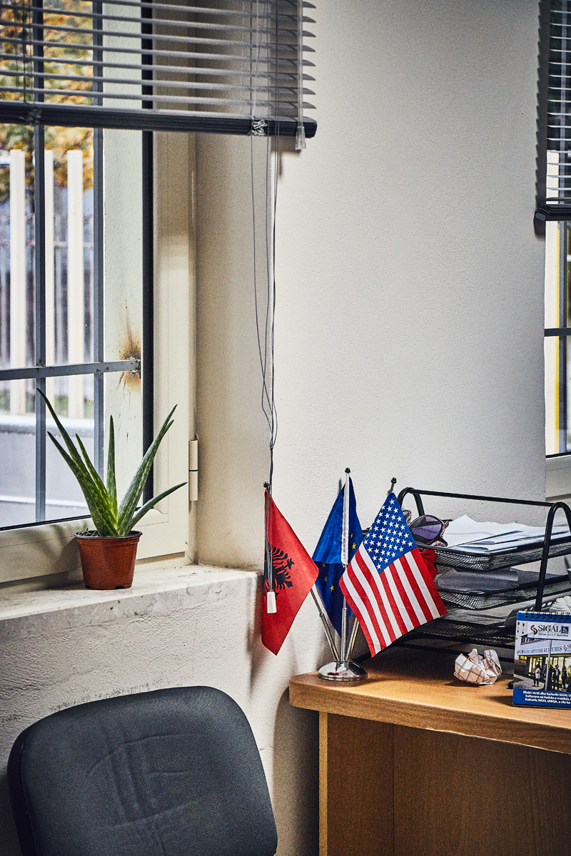Drei Flaggen in einem Büro. Albanien Europa und USA
